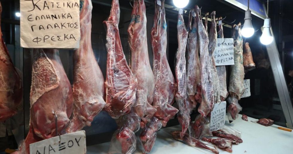Η έλλειψη αμνοεριφίων βάζει φωτιά στο πασχαλινό τραπέζι